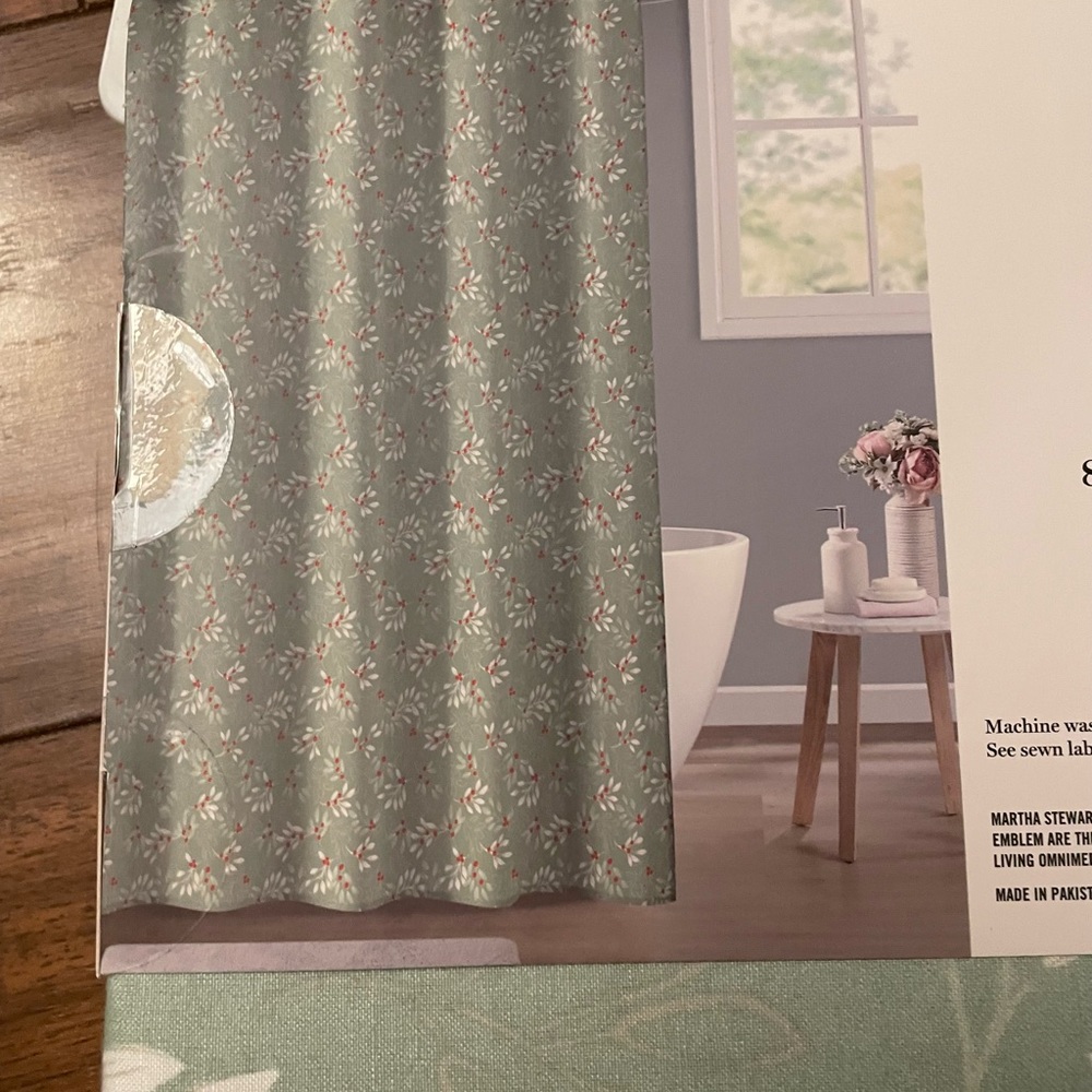 Martha Stewart 72x72 mistletoe shower curtain - Picture 5 of 6